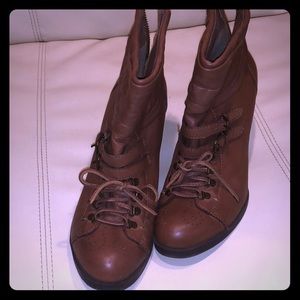Steve Madden’s leather ankle boots/pump
